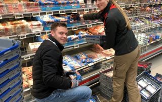 Fanny Petersson på Ica Maxi Ronneby och Markus Nilsson på Atria fyller upp med Lönneberga-produkter.